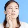 治らない顎ニキビの原因・治し方は？痛いしこりに効果的な薬やスキンケア紹介